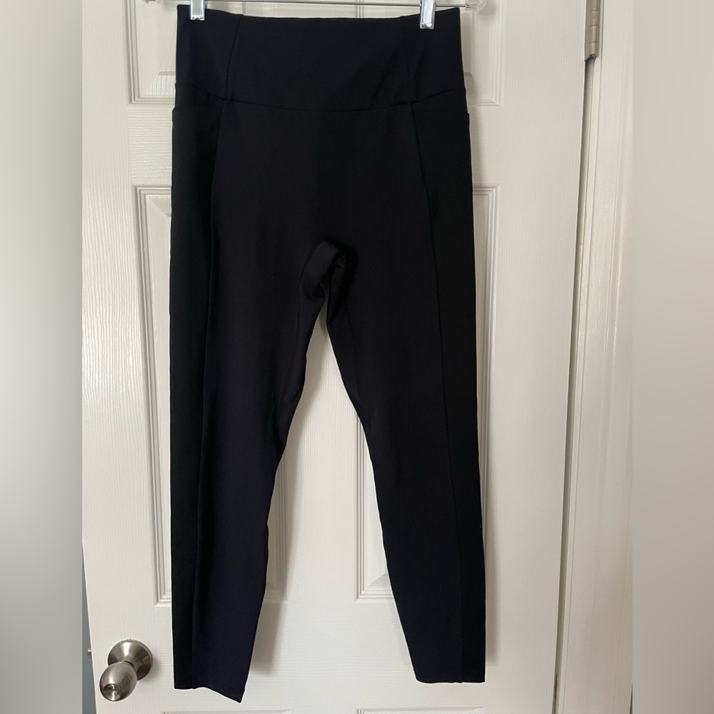 Honeylove size M black legging with pockets.